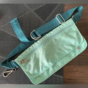 Rare Lululemon Travel Pooch Bag / Belt Bag / Fanny Pack - turquoise mint & teal